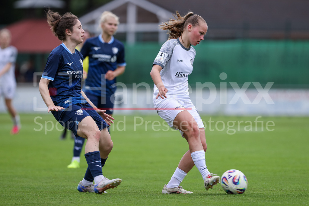 Fussball, Testspiel Frauen, SV Meppen - VfL Bochum | v.li.: Alina Angerer (VfL Bochum, 24) und Lilly Bartke (SV Meppen, 16) im Zweikampf, Duell, Dynamik, Aktion, Action, Spielszene