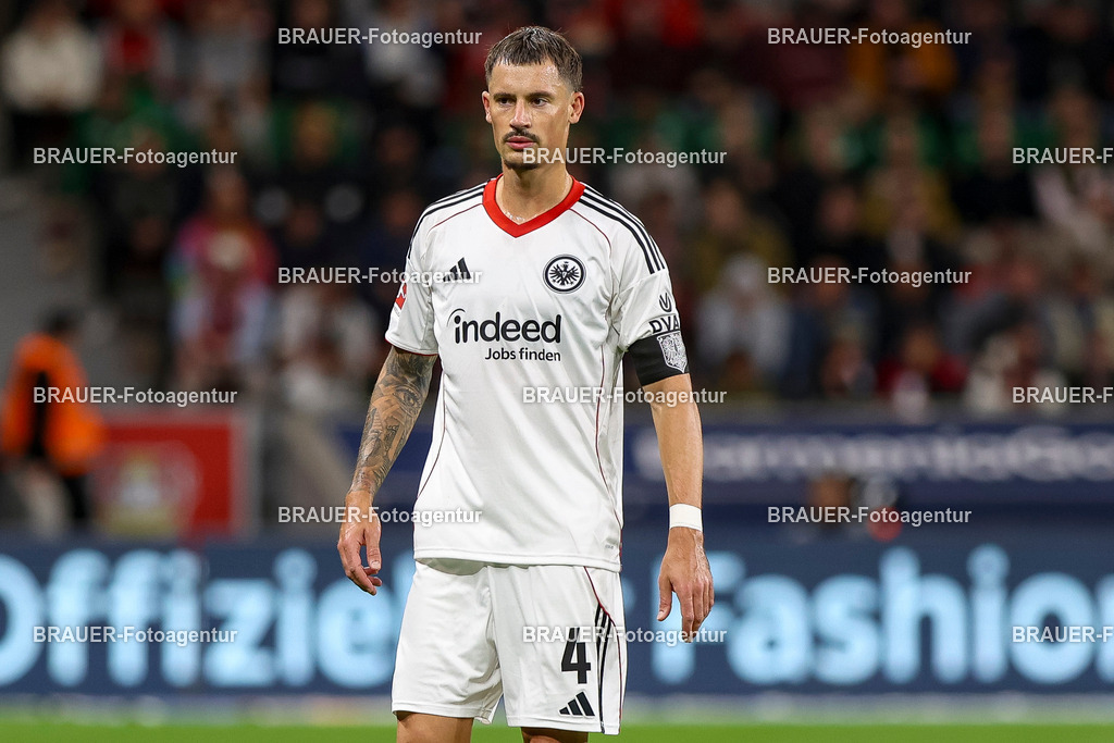 Bayer 04 Leverkusen vs Eintracht Frankfurt - Bundesliga  | Leverkusen, Deutschland, 12.09.25:   Robin Koch (Eintracht Frankfurt) schaut waehrend des Spiels der Bundesliga zwischen  Bayer 04 Leverkusen vs Eintracht Frankfurt in der BayArena(Foto von Brauer-Fotoagentur / Adrian Schlueter)
