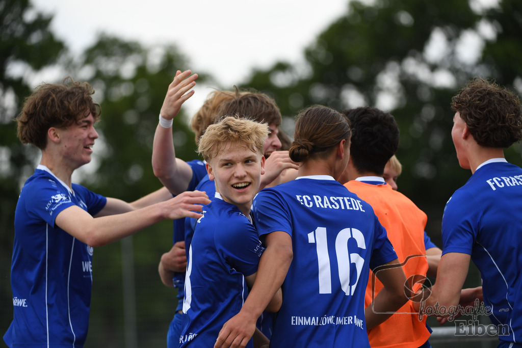 FC Rastede-JSG Esens/Dornum | B-Jugend Bezirksliga; FC Rastede (blau)-JSG Esens/Dornum (weiß) am 24.05.2025 in Rastede (Sportanlage Kötterswegs), Photo: Philip Eiben 2025 - Realisiert mit Pictrs.com