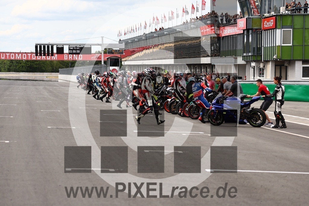 startendurance-20250830_07305 | Schöne Erinnerungen an spannende Momente - das festzuhalten ist unser Job. PIXELrace.de ist seit 2003 auf den Rennstrecken Europas unterwegs um die Action draußen beim Fahren und die wunderbare Stimmung imm Fahrerlager für euch einzufangen.