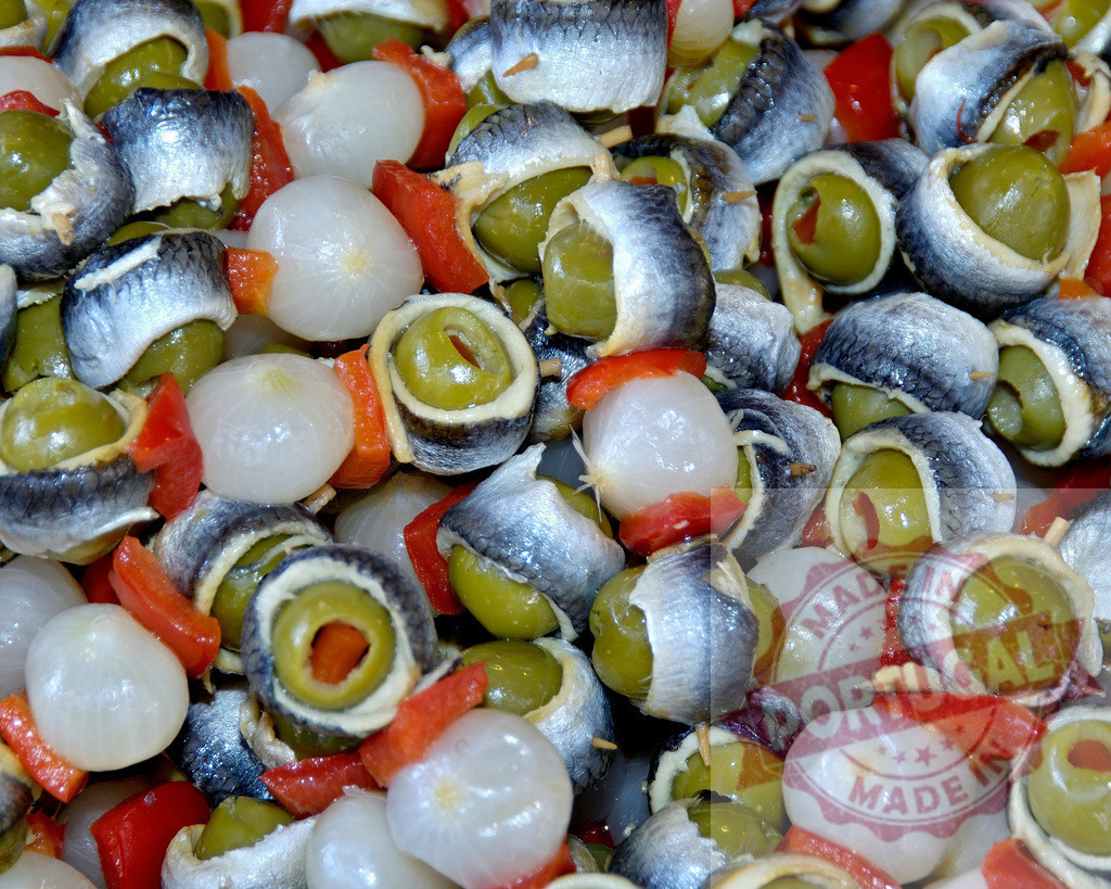 Gilda pintxo skewers with marinated anchovies olives and peppers | Gilda pintxo skewers made with anchovies, olives, pickled onions, and red peppers - Realisiert mit Pictrs.com