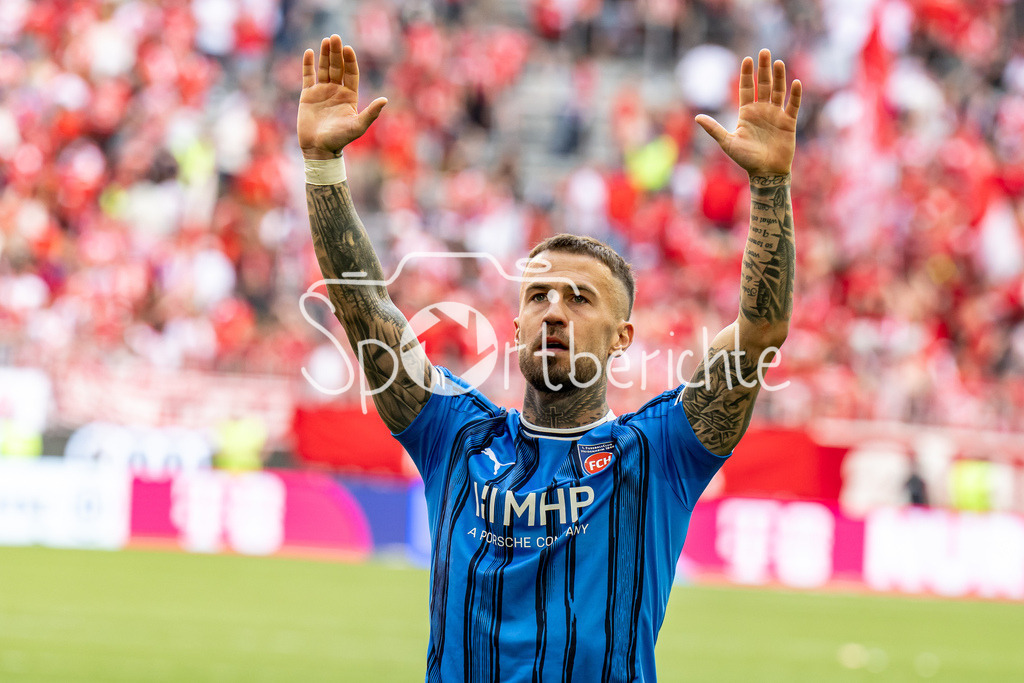 FC Bayern München - 1. FC Heidenheim | MUNICH, GERMANY - 02. MAI: das Team der Gäste bedankt sich bei den mitgereisten Fans nach dem Bundesligamatch zwischen dem FC Bayern München und dem 1. FC Heidenheim am 32. Spieltag in der Allianz Arena / DFL REGULATIONS PROHIBIT ANY USE OF PHOTOGRAPHS AS IMAGE SEQUENCES AND/OR QUASI-VIDEO / Niklas DORSCH (1. FC Heidenheim 30)