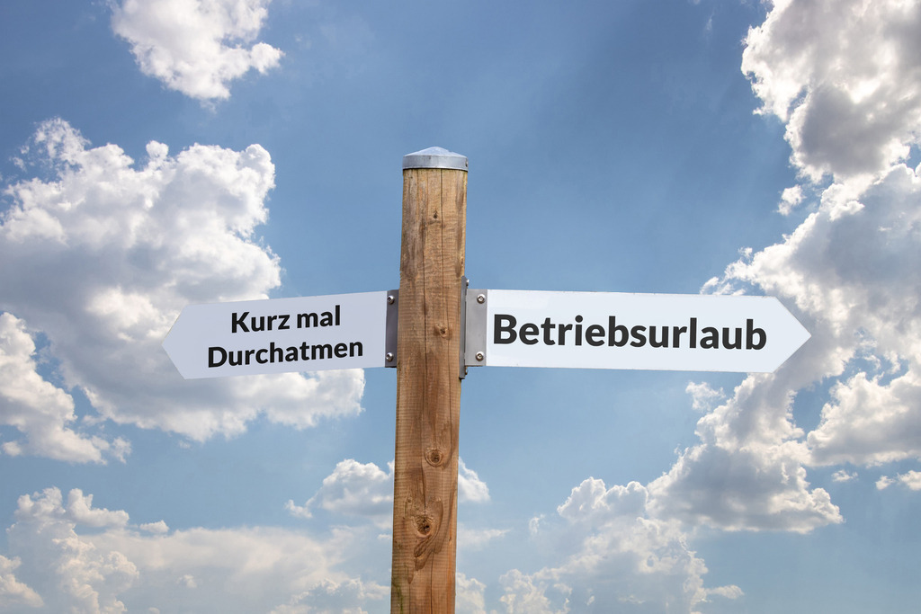 Betriebsurlaub - Kurz mal Durchatmen (Schild) | (Fotomontage) Freigestellter Wegweiser vor blauem Himmel zeigt in verschiedene die Richtungen BETRIEBSURLAUB und KURZ MAL DURCHATMEN - Realisiert mit Pictrs.com