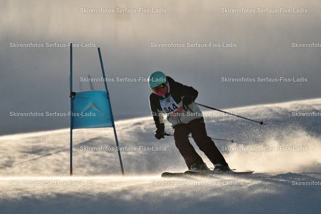 SRF_25.12.2025_0374 | Skirennfotos,Serfaus,Fiss,Ladis,Kinderskirennen,Winter,Tirol,Oberland,skirace,SFL,feelfree,weil wir's genießen,ski,Ski,skifahren,Sonnenplateau, - Realisiert mit Pictrs.com