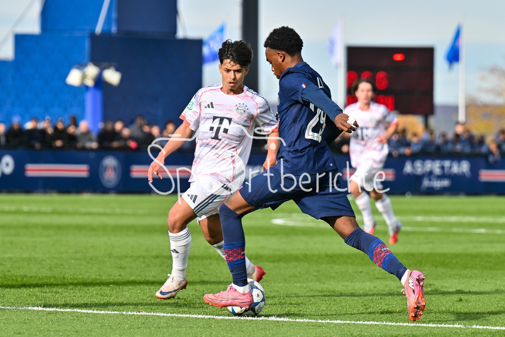 Paris Saint Germain U19 - FC Bayern München U19 | PARIS, FRANKREICH - 4. NOVEMBER: im Duell Maycon CARDOZO (FC Bayern München 7) und Elijah LY (PSG U19 29) beim Ligaspiel zwischen der U19 von Paris Saint Germain und der U19 des FC Bayern München am 4. Spieltag der UEFA Youth League am PSG Campus am 04.11.2025