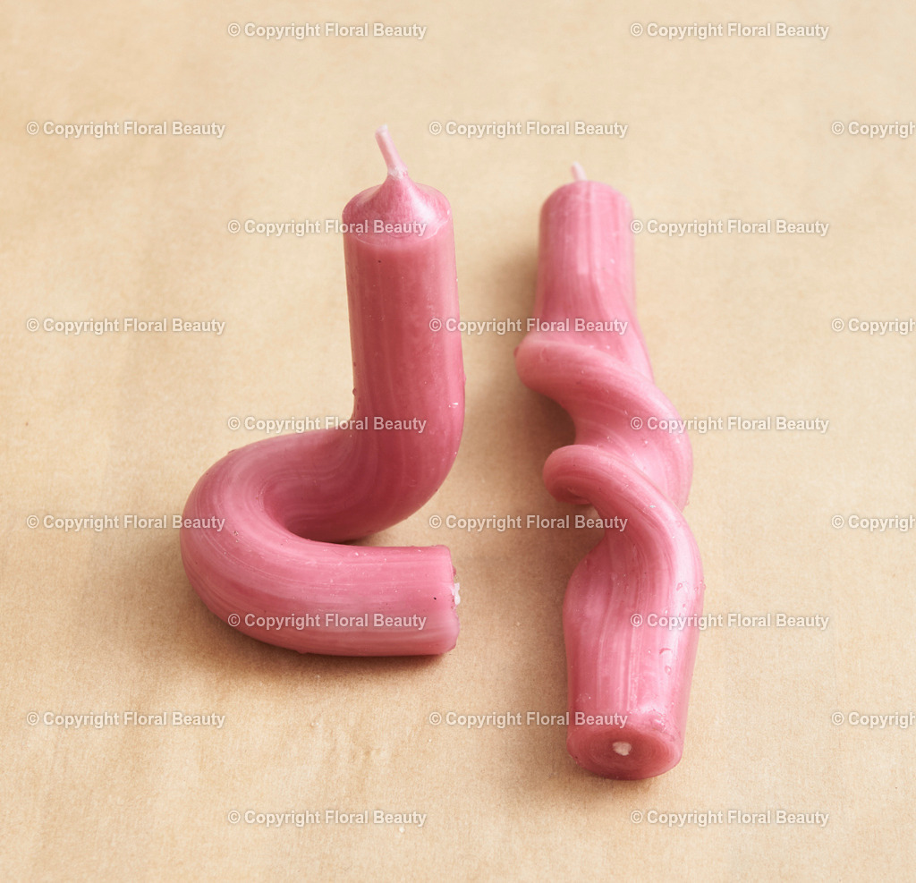 Kerzen eindrehen | Kerzen werden im Wasserbad erwärmt und dann eingedreht. Schöne decorative Formen entstehen. - Realisiert mit Pictrs.com