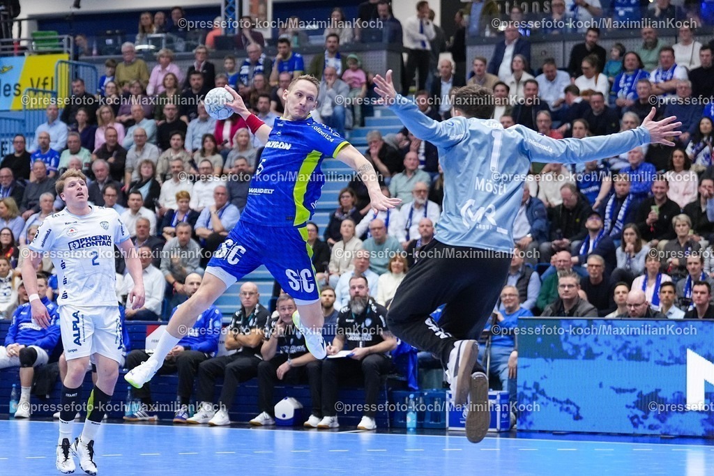 xYDRx05032601046 | 05.03.2026, xydrx, Handball, 1.HBL, VfL Gummersbach - TBV Lemgo Lippe, Schwalbe-Arena: Tilen Kodrin (VfL Gummersbach #5) beim Wurf auf das Tor von Constantin Moestl (TBV Lemgo Lippe #1)   Photo: xYannisxDreimannxPressefotoKochx
