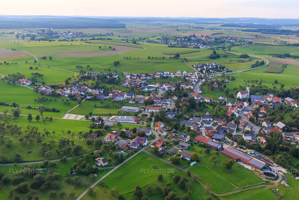 Luftbild: Dorfansicht aus Süden in Mühlingen im Bundesland Baden-Württemberg in Deutschland. Foto: IMG_102972.jpg vom 26.08.2017 durch Werner Riehm/FLY-FOTO.de