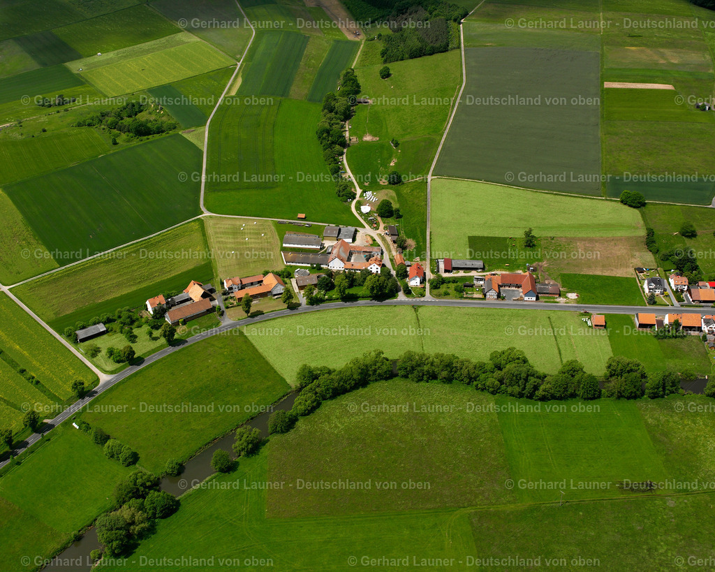 2615579 | ÜLLERSHAUSEN 09.06.2006 Landwirtschaftliche Nutzflächen und Feldgrenzen  umsäumen das Siedlungsgebiet des Dorfes in Üllershausen im Bundesland Hessen, Deutschland // Agricultural land and field boundaries surround the settlement area of the village  in Üllershausen in the state Hesse, Germany Foto: Gerhard Launer