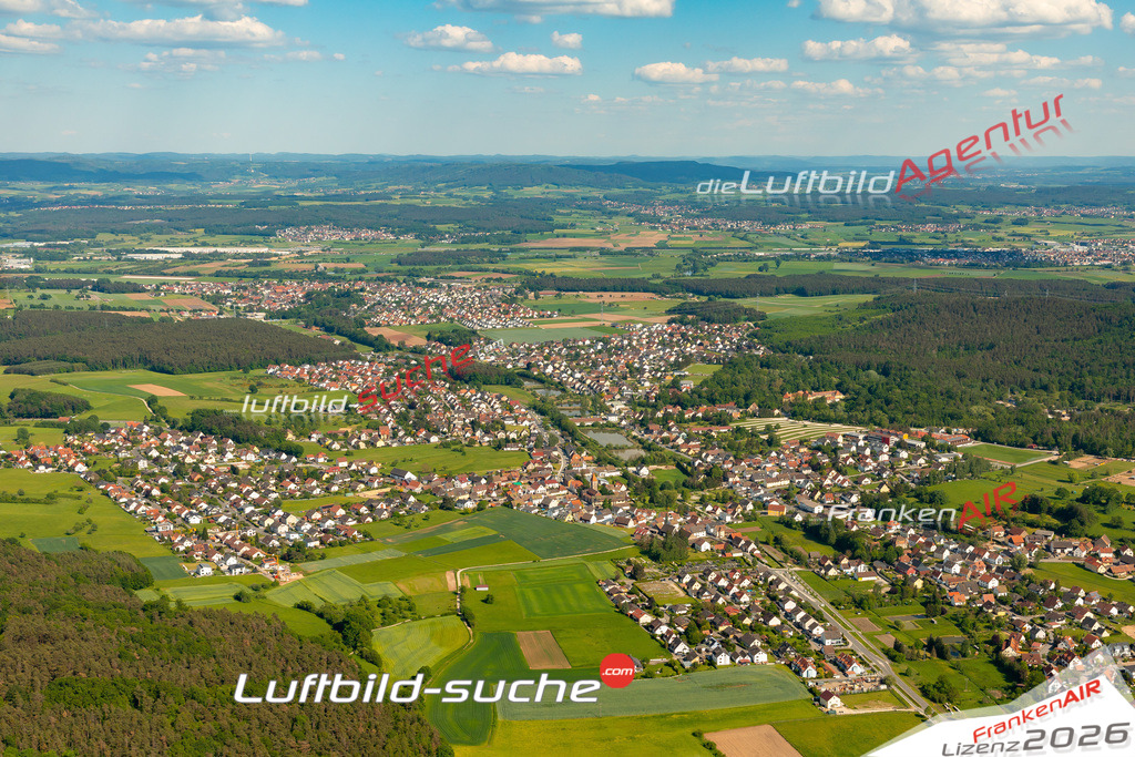 Das Luftbild zeigt :  Heroldsbach - Die Luftaufnahme wurde 2024 vom UL-Flugzeug aus erstellt ( keine Drohne ) - Hochauflösende Luftaufnahme - Für grossformatige Ausdrucke geeignet. Die Geschenkidee !Mit Lizenz und Bildrechte bestellbar