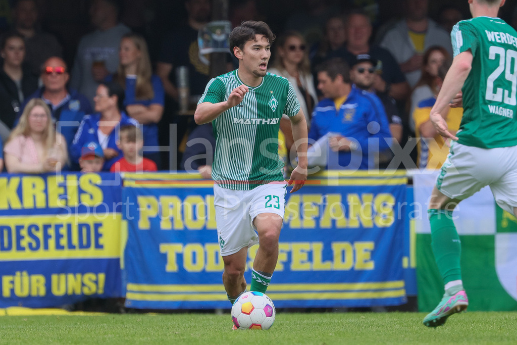 Fussball, Relegation Regionalliga Nord, SV Werder Bremen II - Holstein Kiel II | v.li.: Kein Sato (SV Werder Bremen II, 23) am Ball, Einzelbild, Ganzkörper, Aktion, Action, Spielszene