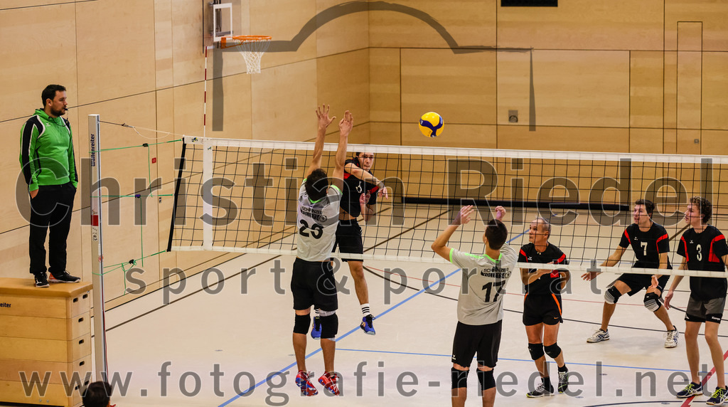 2021-11-27_126_TuS_Oberding_II_gegen_MTV_1881_Ingolstadt_III | Oberding, Deutschland, 27.11.2021:
Volleyball, Kreisliga 2021 / 2022, 5. Spieltag, TuS Oberding II gegen MTV 1881 Ingolstadt III, Endergebnis: 3:2

Corbinian Prell (TuS Oberding, #5), Andreas Ruß (TuS Oberding, #1), Christoph Stegemann (TuS Oberding, #7), Karl Scholz (TuS Oberding, #3)

Foto: Christian Riedel / fotografie-riedel.net