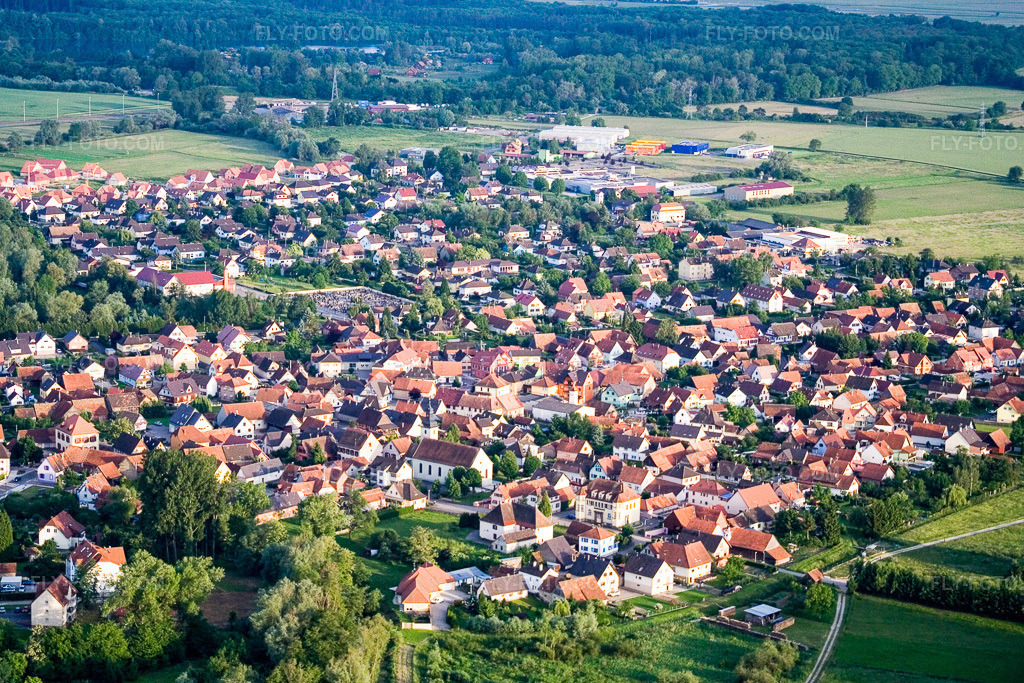 Aerial view: Village view in Beinheim in the state Bas-Rhin, France. – Photo: IMG_2421.jpg taken on 06/04/2006 by Werner Riehm/FLY-FOTO.com – Resolution of the original: 3456 x 2304 px