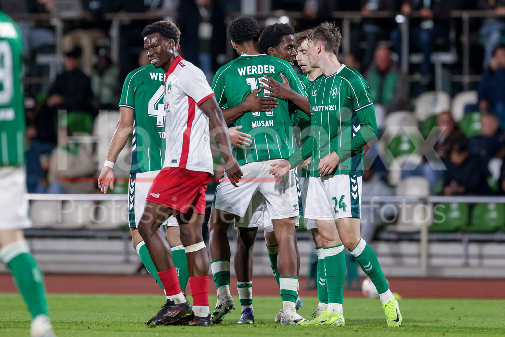 Fussball, Regionalliga Nord, SV Werder Bremen II - VfB Lübeck | Spieler des SV Werder Bremen mit Torjubel, Jubel, jubeln, jubelt, optimistisch, Spielszene, Highlight, Freude über das Tor zum 3:0
