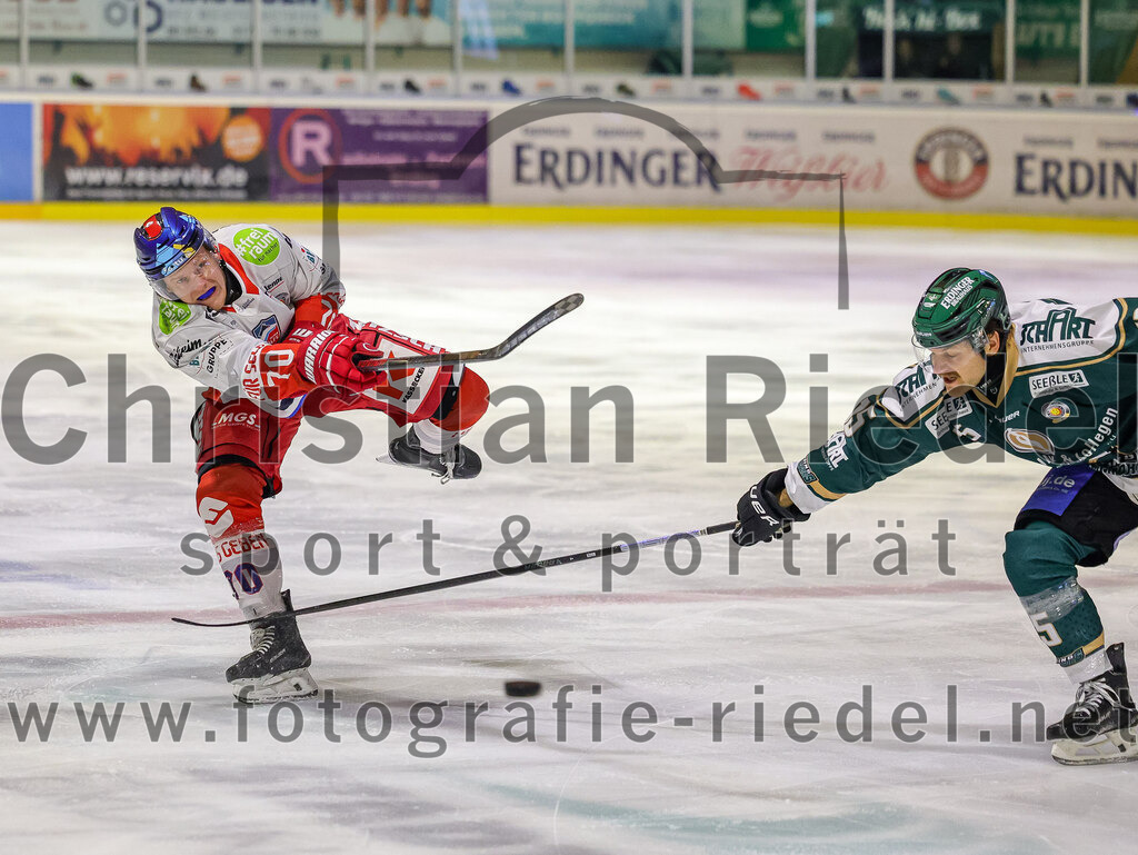 2025-11-16_047_TSV_Erding_gegen_Selber_Woelfe | Erding, Deutschland, 16.11.2025:Eishockey, Oberliga Süd 2025 / 2026, 17. Spieltag, TSV Erding gegen Selber Wölfe, Endergebnis: 3:1Stephan Tramm (Selber Wölfe, #70), Elias Maier (Erding Gladiators, #15)Foto: Christian Riedel / fotografie-riedel.net