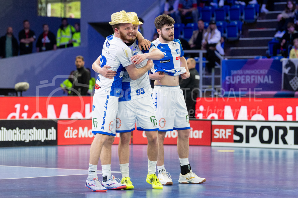 SV Wiler-Ersigen vs GC Unihockey - 23. April 2022 | SV Wiler-Ersigen vs GC Unihockey
Stimo Arena, Kloten
Grosse Freude bei #12 David Dürler (GC Unihockey), #95 Joel Rüegger (GC Unihockey) und #57 Samuel Volkart (GC Unihockey).
Bild: Sportfotografie Markus Aeschimann | www.markus-aeschimann.ch - Realisiert mit Pictrs.com