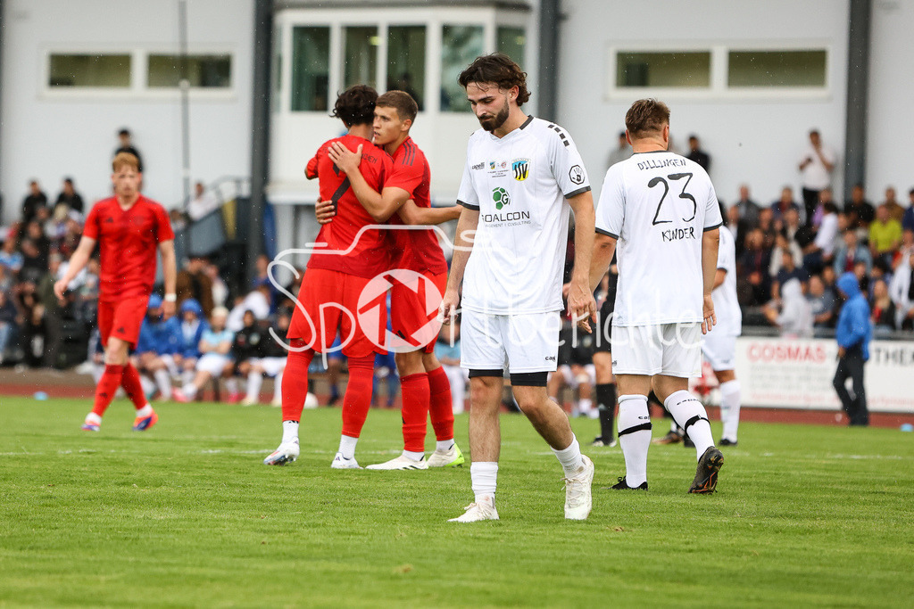 SSV Dillingen - FC Bayern Amateure | Enttaueschte Gesichter der Dillinger nach einem Gegentor