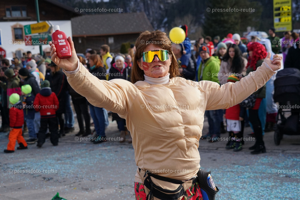 news-2023-Feb11-Fasching-Weissenbach-DSC01884 | Info aus dem Bezirk Reutte/Ausserfern Tirol sowie eine umfangreiche Bilddatenbank über die gesamte Region: Lechtal, Talkessel Reutte, Tannheimertal, Zwischentoren. Lech, Plansee, Zugspitze, Grenztunnel, B179, Fernpassstraße, Verkehr, Lawinen, Tradition, - Realisiert mit Pictrs.com