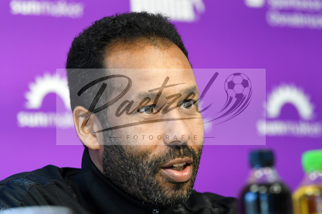 20200228_PKOSNA_0005 | Fussball, Herren: Trainer Daniel Thioune (VfL Osnabrueck) schaut waehrend der Pressekonferenz des VfL Osnabrueck im Presseraum des Stadion an der Bremer Bruecke am 28.02.2020 in Osnabrueck, Deutschland. - Realisiert mit Pictrs.com