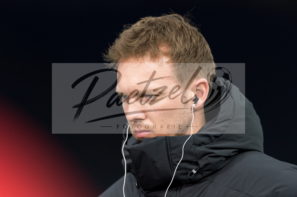 BSCFCB20220123_175 | Fussball, Herren: Trainer Julian Nagelsmann (FC Bayern Muenchen) schaut bei dem Spiel der 1. Bundesliga zwischen Hertha BSC und FC Bayern Muenchen im Olypiastadion am 23.01.2022 in Berlin, Deutschland.DFB / DFL REGULATIONS PROHIBIT ANY USE OF PHOTOGRAPHS AS IMAGE SEQUENCES AND/OR QUASI-VIDEO. - Realisiert mit Pictrs.com