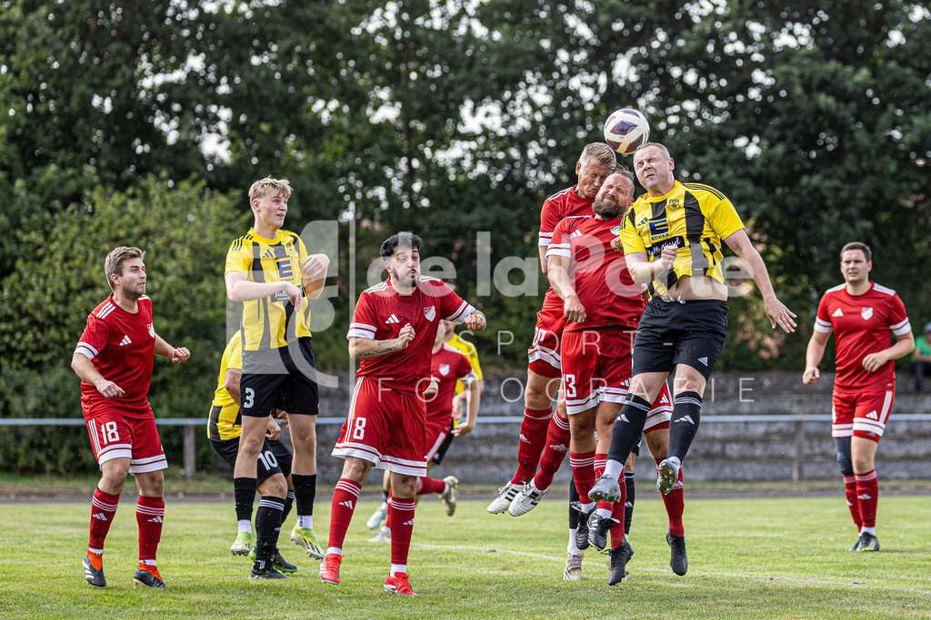 20250809-Eine typische Szene - die Stadenser mit Christopher Müller hinen links und Marc Maass klären defensiv die Flanke gegen Wrestedts Artur Bovel | immodelaporte-sportfotos - Realisiert mit Pictrs.com