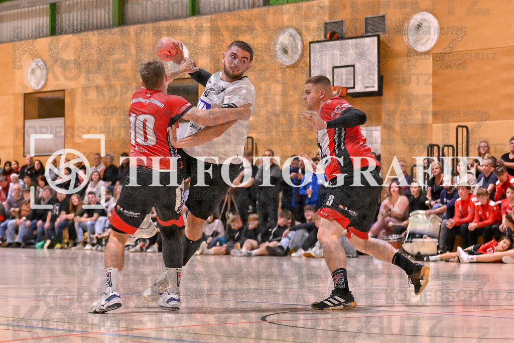 GER, SG Maulburg/Steinen - HSG Dreiland, Handball, Landesliga Suedbaden, 4. Spieltag, Saison 2024/2025, 12.10.2024 | Clirim Maraj (HSG Dreiland, #13) am Ball und im Duell mit Tim Lindner (SG Maulburg/Steinen, #09) und Mika Buelow (SG Maulburg/Steinen, #10)GER, SG Maulburg/Steinen - HSG Dreiland, Handball, Landesliga Suedbaden, 4. Spieltag, Saison 2024/2025, 12.10.2024Foto: TH Fotografie/Thomas Hess