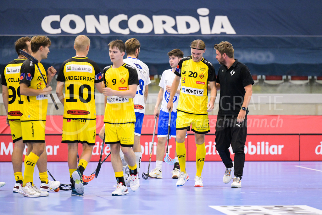 GC Unihockey vs HC Rychenberg - 27. August 2022 | GC Unihockey vs HC Rychenberg
AXA Arena, Winterthur
Markus Lindgjerdet (#10 HC Rychenberg), Kimo Oesch (#9 HC Rychenberg), Jonathan Nilsson (#20 HC Rychenberg) und Physiotherapeut Philipp Purkert (HC Rychenberg).
Bild: Sportfotografie Markus Aeschimann | www.markus-aeschimann.ch - Realisiert mit Pictrs.com