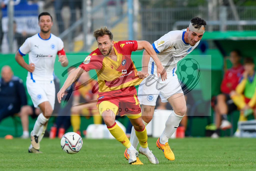 LOTKSC20210809_056 | Fussball, Herren: Lucas Cueto (Karlsruher SC) und Luis Allmeroth (Sportfreunde Lotte) im Zweikampf beim Spiel der 1. Runde im DFB-Pokal zwischen SF Lotte und Karlsruher SC im Stadion am Lotter Kreuz am 09.08.2021 in Lotte, Deutschland.DFB / DFL REGULATIONS PROHIBIT ANY USE OF PHOTOGRAPHS AS IMAGE SEQUENCES AND/OR QUASI-VIDEO. - Realisiert mit Pictrs.com