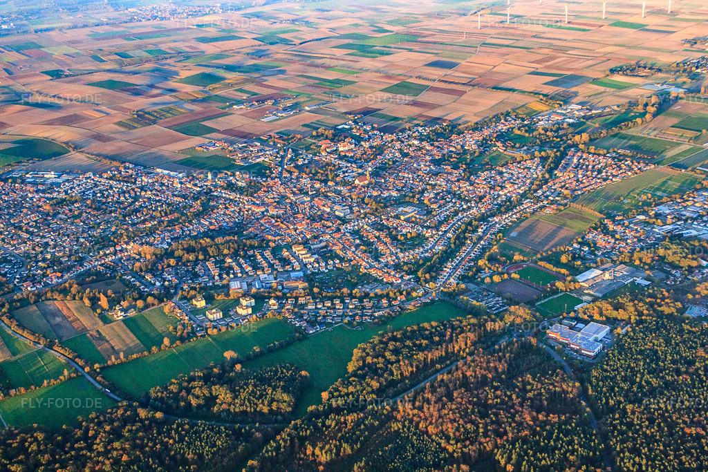 Luftbild: Stadtübersicht von Südwesten in Herxheim bei Landau im Bundesland Rheinland-Pfalz in Deutschland. Foto: IMG_60785.jpg vom 31.10.2013 durch Werner Riehm/FLY-FOTO.deAuflösung des Originals: 4752 x 3168 px