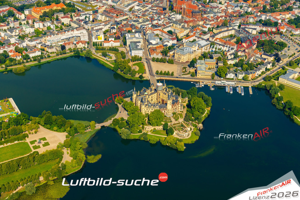 Luftbild der Stadt Schwerin - Die Luftaufnahme wurde 2025 vom UL-Flugzeug heraus erstellt ( keine Drohne ) - Hochauflösende Luftaufnahme - für professionelle Ausdrucke geeignet. Die Geschenkidee !Hier alle&nbsp;Infos zur Lizenzierung der LuftaufnahmeWir fliegen auch dieses Jahr wieder in Ihre Region um Luftbilder zu erstellen.- Luftbild anfragen