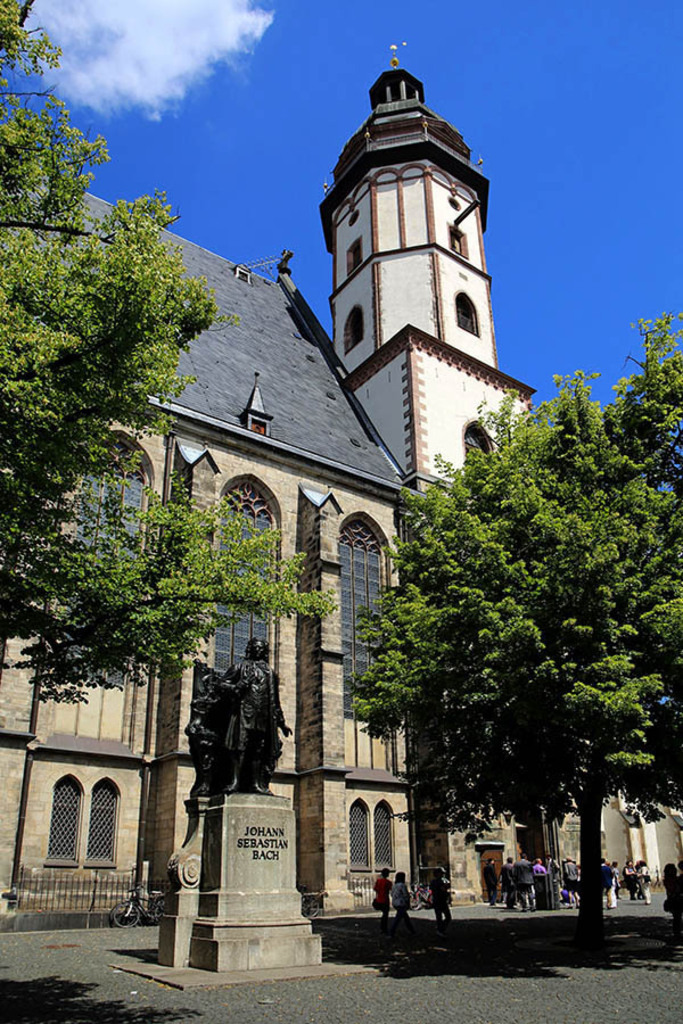 Bildlexikon Leipzig - Bach Denkmal vor der Thomaskirche | Das Team hinter BILDLEXIKON LEIPZIG bündelt historische wie aktuelle Informationen über die Stadt Leipzig in Text und Bild auf einer Plattform und stellt diese der interessierten Öffentlichkeit zur Verfügung.