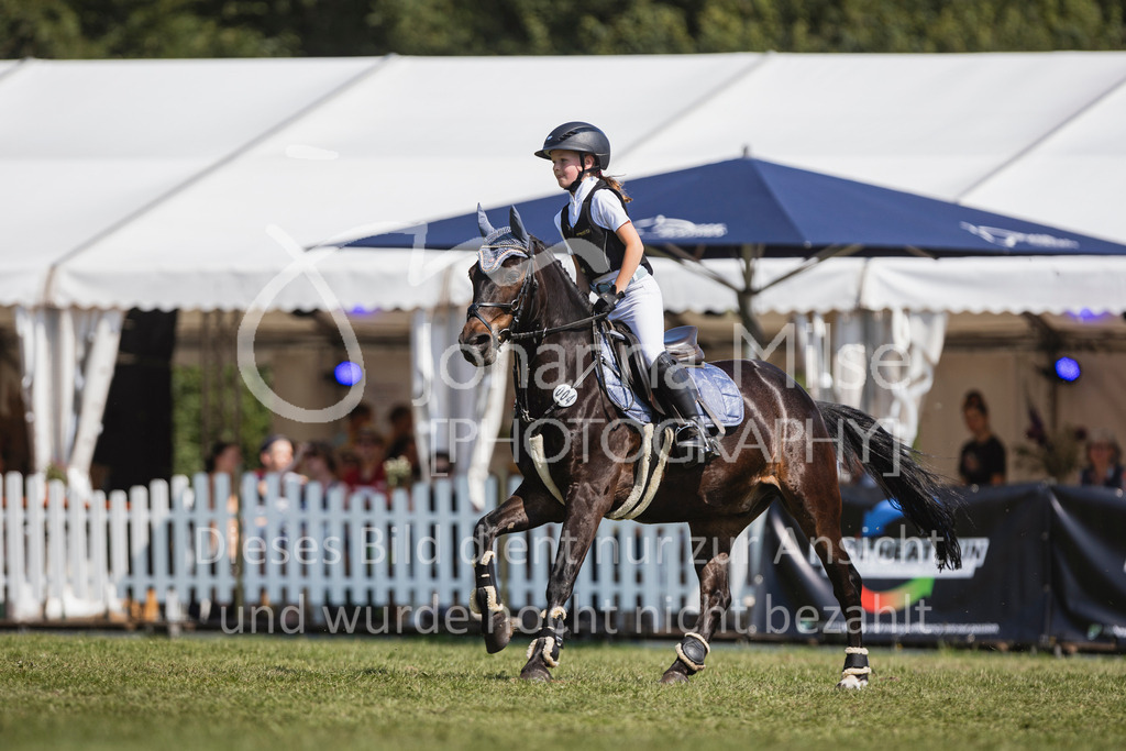 240720_LC_Mini-Stilspring-WB-309 | Deine schönsten Turniermomente als professionelle Fotos! Entdecke hochwertige Pferdesport-Fotografie im Online-Shop. Jetzt Fotos finden & bestellen!