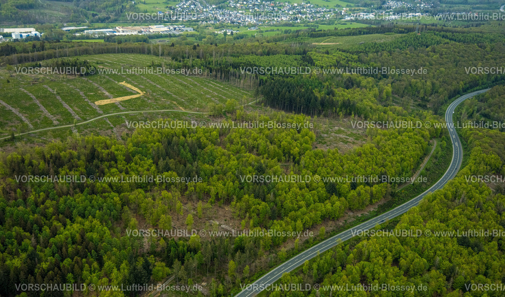 Burbach240502386GrosserStein | Luftbild, Waldgebiet und NSG Naturschutzgebiet Großer Stein mit Bundesstraße B54, Waldschäden, Hügel und Täler mit Wohngebieten, Holzhausen, Burbach, Nordrhein-Westfalen, Deutschland