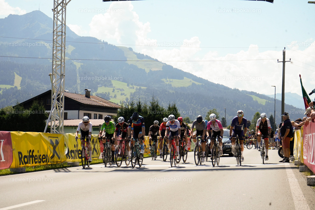 199_20230817_Bewerb_Maenner_Muehlanger | AUT - OESTERREICH, 2023-08-16: SPORT RENNRAD-FAHREN - 55. INTERNATIONALER RADWELTPOKAL IN ST. JOHANN IN TIROL  - Vintage-Radrennen mit WM-Bronze-Medaillen-Siegerin Christina Schweinberger, den Teilnehmer und Alexander Baumann (vom Orginastions-Team) - TAG 2 BEWERB MAENNER IN SECHS GRUPPEN  ; Foto: Roland Muehlanger