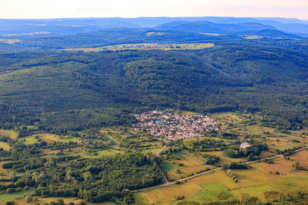 Luftbild: Ortsansicht von Nordwesten im Ortsteil Sulzbach in Malsch im Bundesland Baden-Württemberg in Deutschland. – Foto: IMG_079701.jpg vom 31.05.2015 durch Werner Riehm/FLY-FOTO.de – Auflösung des Originals: 5327 x 3551 px