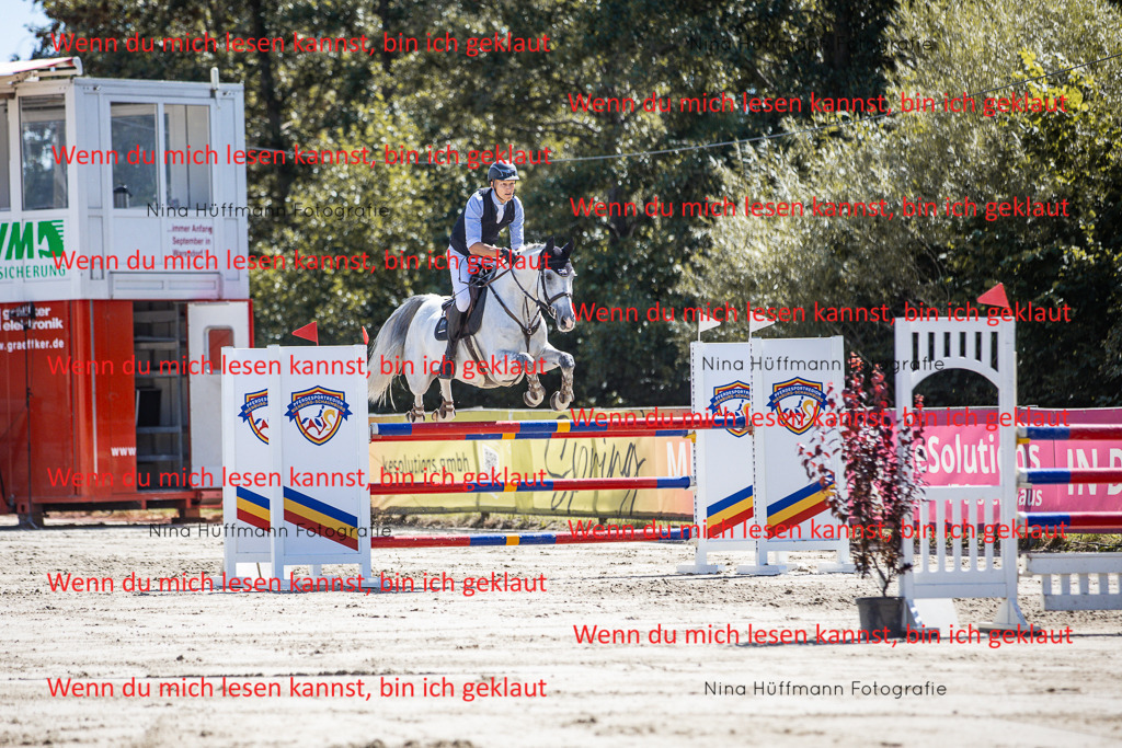 BK1A6657 | Turnierbilder Turnierfotos Nina Hüffmann Turnierfotografie Pferdefotografie Tierzeichnung Haustierzeichnung Pferdezeichnung Hundezeichnung Videograf  - Realisiert mit Pictrs.com