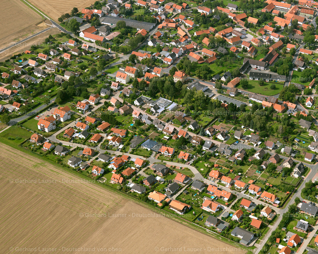 2638741 | HAVERLAH 23.08.2006 Landwirtschaftliche Nutzflächen und Feldgrenzen  umsäumen das Siedlungsgebiet des Dorfes in Haverlah im Bundesland Niedersachsen, Deutschland // Agricultural land and field boundaries surround the settlement area of the village  in Haverlah in the state Lower Saxony, Germany Foto: Gerhard Launer