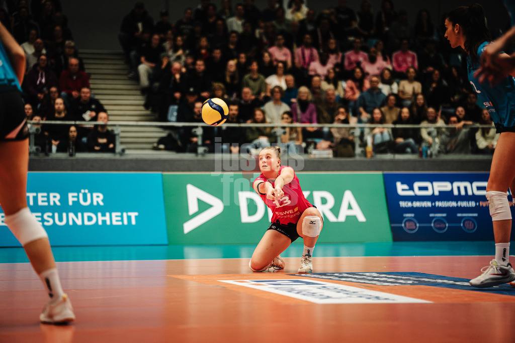 Volleyball | Frauen | Saison 2025/2026 | Volleyball Bundesliga | ETV Hamburger Volksbank Volleys vs. VC Wiesbaden | 14.03.2026 | Lilly Bietau (#13, VC Wiesbaden) spielt den Ball