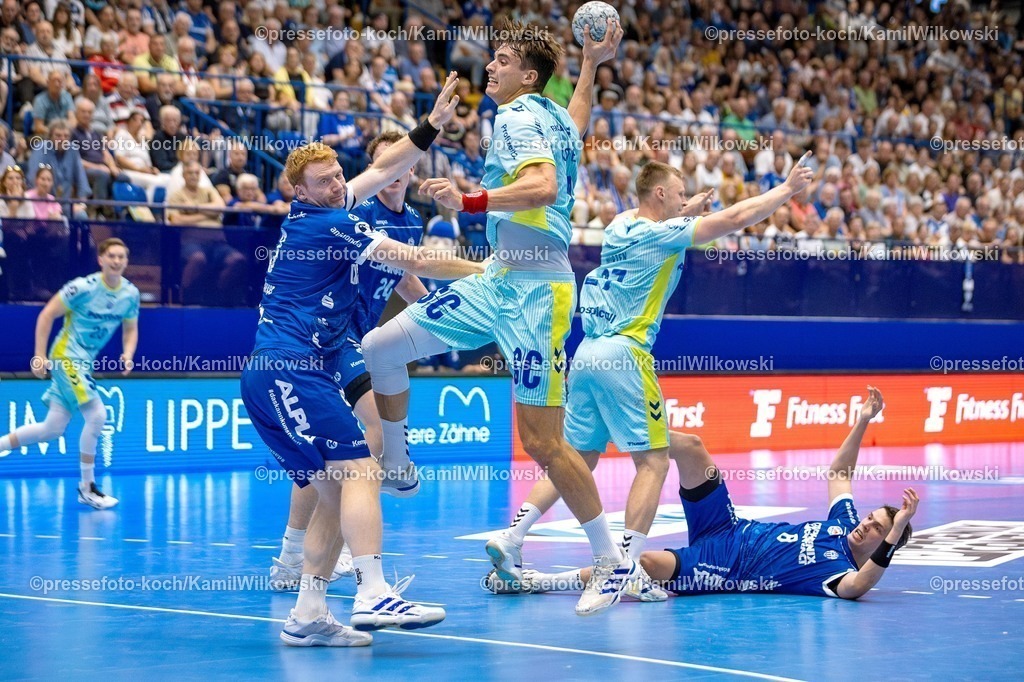 xKWIx07092501024 | 07.09.2025, xkwix, Handball, 1. Handball-Bundesliga, DAIKIN HBL 2025/26, TBV Lemgo Lippe - VfL Gummersbach, PHOENIX CONTACT Arena: Julian Köster (VfL Gummersbach #7) im Zweikampf gegen Nicolai Theilinger (TVB Lemgo Lippe #3)
