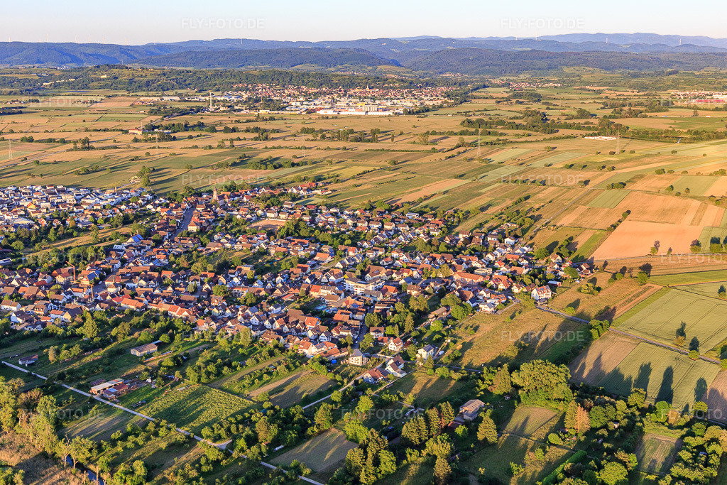 Luftbild: Ortsübersicht von Westen im Ortsteil Oberhausen in Rheinhausen im Bundesland Baden-Württemberg in Deutschland.Foto: IMG_147953.jpg vom 30.05.2025 durch Werner Riehm/FLY-FOTO.deAuflösung des Originals: 5472 x 3648 px