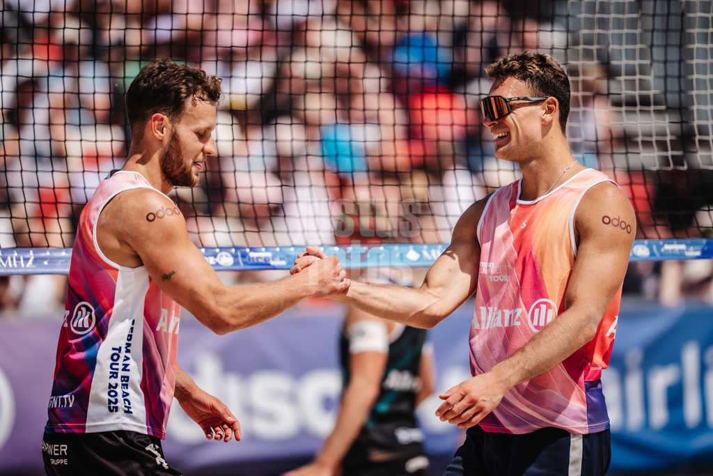 Beachvolleyball | Männer | Allianz German Beach Tour 2025 | Tourstop Bremen | 14.06.2025 | v.l. Eric Stadie-Seeber und Daniel Kirchner klatschen ein