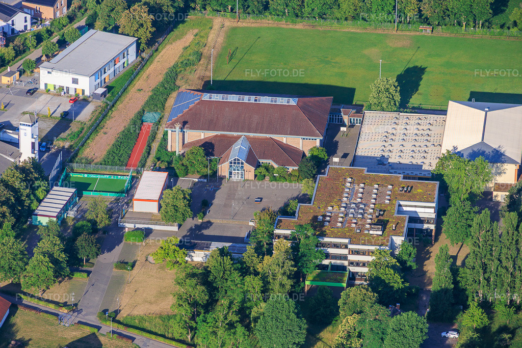 Luftbild: Wahagnieshalle an der Peter-Gärtner-Realschule plus im Ortsteil Iggelheim in Böhl-Iggelheim im Bundesland Rheinland-Pfalz in Deutschland. – Foto: IMG_157247.jpg vom 18.06.2026 durch Werner Riehm/FLY-FOTO.de – Auflösung des Originals: 5935 x 3957 px