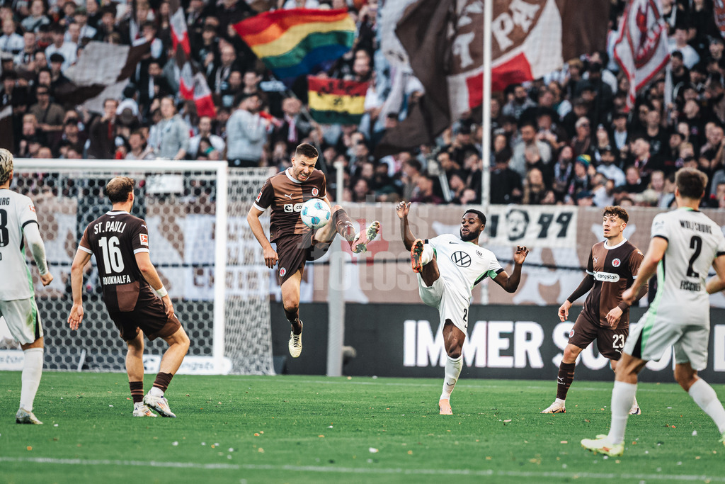 Fußball | Männer | Saison 2024/2025  | Fußball-Bundesliga | 8. Spieltag | FC St. Pauli vs. VfL Wolfsburg | 26.10.2024 | v.l. Karol Mets (#3, FC St. Pauli) und Kilian Fischer (#2, VfL Wolfsburg)