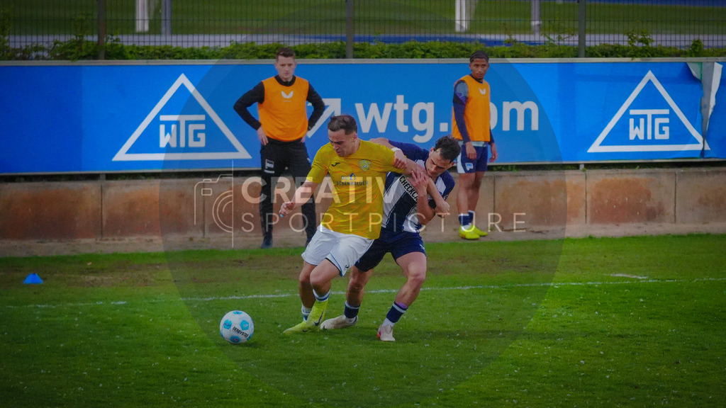 Fußball, Herren, Saison 2025/2026, Regionalliga Nordost, 32. Spieltag, Hertha BSC II vs. FSV 63 Luckenwalde, Donnerstag 30.04.2026, Hertha Amateurstadion | Fußball, Herren, Saison 2025/2026, Regionalliga Nordost, 32. Spieltag, Hertha BSC II vs. FSV 63 Luckenwalde, Donnerstag 30.04.2026, Hertha Amateurstadion, Im Bild: Simon Gollnack (l. Luckenwalde) und Shalva Ogbaidze (r. Hertha) - Realisiert mit Pictrs.com