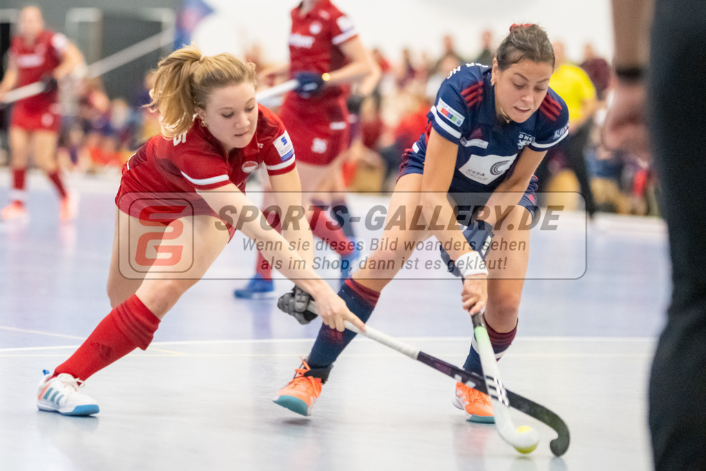 SFE_20221127_0127 | 1. Bundesliga Hockey Damen Düsseldorfer HC - Rot-Weiss Köln am 27.11.2022 in Düsseldorf (Düsseldorfer Hockeyclub 1905 e.V.), Photo: Stephan Fehrmann 2022 (Sports-Gallery),Camille Nobis ( Rot-Weiss Köln #17 ) ,Oruz Selin ( Düsseldorfer HC #14 )