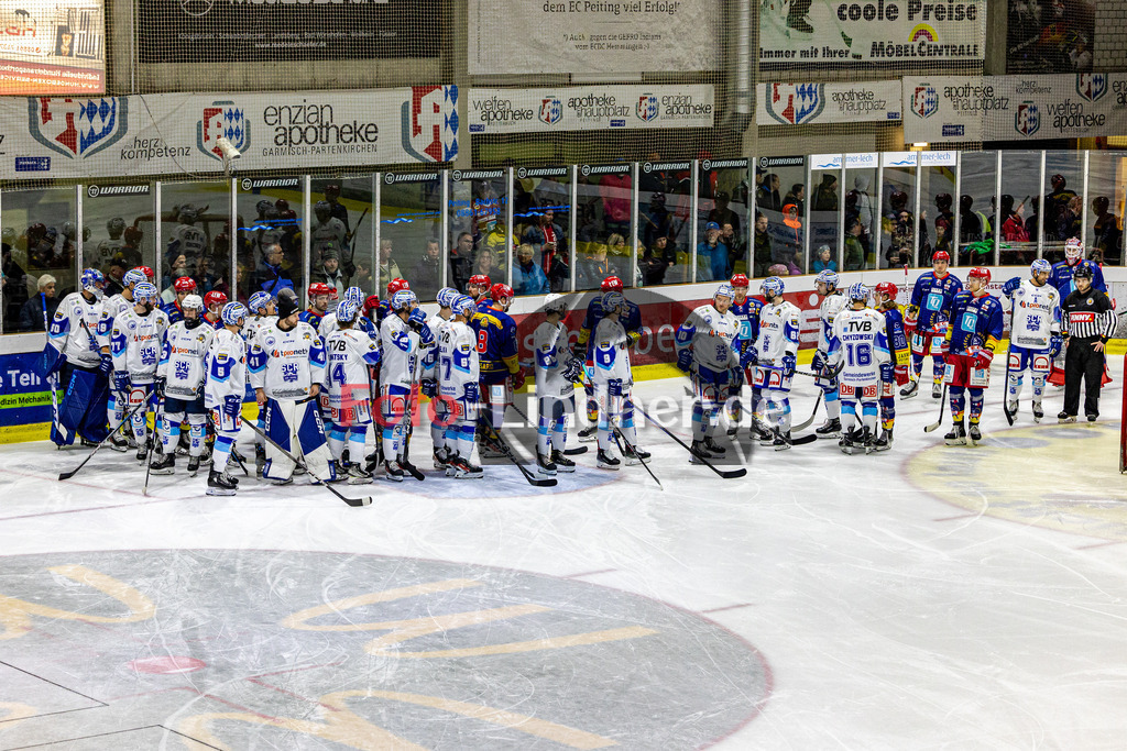 EC Peiting vs SC Riessersee | Eishockey Oberliga Süd 2023/2024, EC Peiting vs SC Riessersee,
Spielabbruch nach Verletzung, Spieler bildeten einen Sichtschutz und verblieben nach dem Abtransport noch auf dem Eis.,
2023-10-20 in Peiting (Eisstadion)

Copyright: WolfgangxLindner foto-lindner.de