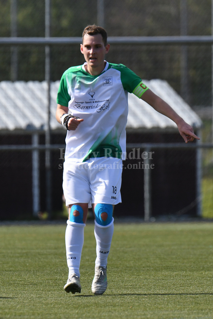 SpVgg GW Deggendorf : SV Hofkirchen | Matthias Schaefer (SpVgg GW Deggendorf #18) - Realisiert mit Pictrs.com