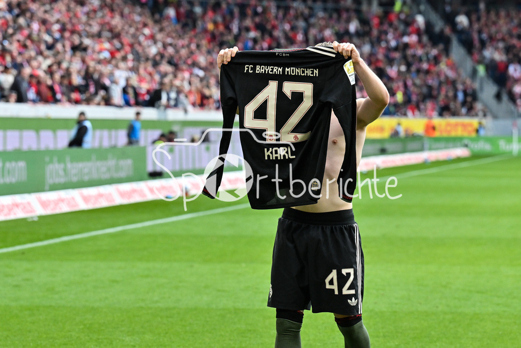 SC Freiburg - FC Bayern München | FREIBURG, GERMANY - 04. APRIL: Jubel der Bayern nach dem Treffer zum 2-3 durch Lennart KARL (FC Bayern Munich 42) / Tor / Torschuetze / Freude / Happy / während dem Bundesligamatch zwischen dem SC Freiburg und dem FC Bayern München am 28. Spieltag im Europa-Park Stadion / DFL REGULATIONS PROHIBIT ANY USE OF PHOTOGRAPHS AS IMAGE SEQUENCES AND/OR QUASI-VIDEO