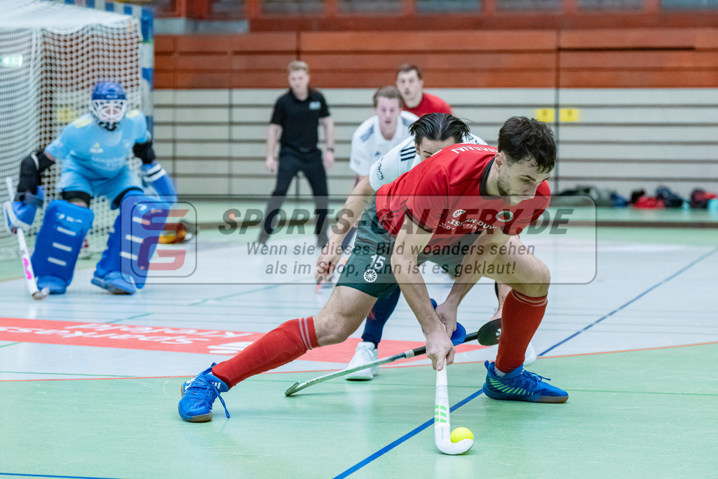 HK_20231217_107575 | 1. Bundesliga Herren Crefelder HC - Düsseldorfer HC  am 17.12.2023 Sporthalle Glockenspitz, Krefeld , Bachmann Lucas Maximilian ( Crefelder HTC #15 ) , Halfmann Laurens ( Düsseldorfer HC #17 )