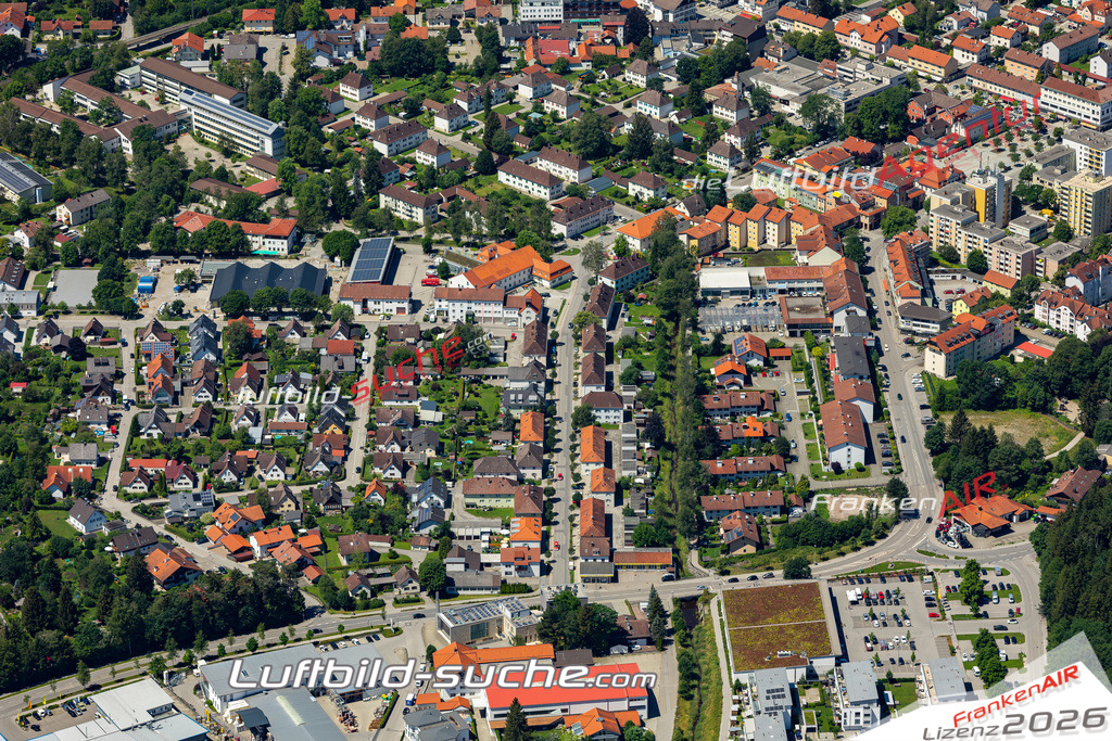Aktuelles Luftbild von  Penzberg - Die Luftaufnahme wurde 2022 mittels UL-Flugzeug erstellt ( keine Drohne ) - hochauflösende Kamera-Systeme von  Canon -Beste Qualität - Für grossformatige Ausdrucke geeignet. Die Geschenkidee !